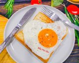 Hình bước làm 2 của món Bánh mì sandwich trứng ốp la