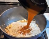 A picture of step 4 of Shrimp Pad Thai.