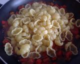 Foto del passaggio 4 della ricetta Pasta con peperoni, pomodorini confit e zucchine fritte
