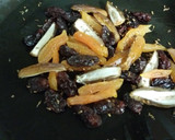 Foto del paso 6 de la receta: Nido de calabacines salteados con frutas secas y cerezas salteadas con patxaran