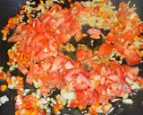 Foto del paso 4 de la receta: Arroz Maty, con alcachofas confitadas, ajos tiernos, gambas langostineras y sepia
