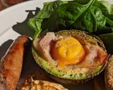 รูปขั้นตอนการทำที่ 3 ของ อะโวคาโดอบกับไข่และเบคอน breakfast/brunch