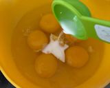 Hình bước làm 1 của món Trứng cuộn