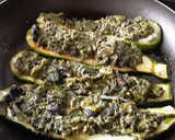 Foto del paso 4 de la receta: Calabacines🥒 con espinacas🌿, pasas de uva🍇 y queso🧀...🤔