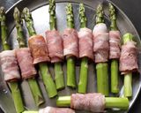 A picture of step 1 of Asparagus with Bacon.