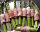 A picture of step 1 of Asparagus with Bacon.