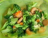 Foto langkah ke 5 dari resep Cah brokoli sosis pedas.