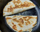 Foto del paso 4 de la receta: Quesadilla de Carne Asada y Queso Fácil (ideal para la once)