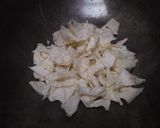 Foto langkah ke 3 dari resep Kubis goreng.