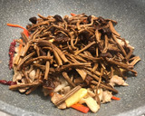 干煸· 茶树菇（小朋友许多年以前的味蕾记忆😋😋）的食譜步驟5照片