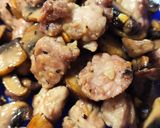 Foto del paso 5 de la receta: Chapinas de cerdo y champiñones al ajillo