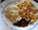 Foto del paso 2 de la receta Merluza con salsa de manzana y pasas