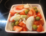 Foto del paso 6 de la receta: Ensalada de pepino con tomate, cebolla y aceitunas