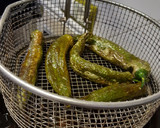 Foto del paso 2 de la receta: Como freír pimientos verdes