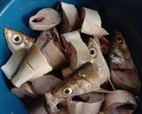 Foto langkah ke 1 dari resep 39) Kuah Kepala Bandeng Masak Kemiri.