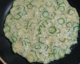 รูปขั้นตอนการทำที่ 2 ของ ไข่เจียวกระเจี๊ยบเขียว (Okra Omelette)