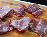 Foto del paso 1 de la receta: Carrilleras de cerdo en salsa de vino y mostaza
