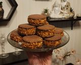 Foto del paso 13 de la receta: Alfajores de maizena reversionados - Masa de cacao y relleno de bon o bon casero 🥜 🫶🏻