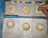 Foto langkah ke 4 dari resep Donat Empuk Tanpa Ulen Bukan metode Autolysis.