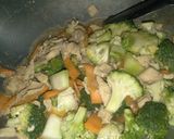 รูปขั้นตอนการทำที่ 3 ของ ผัดไก่ใส่บรอกโคลี