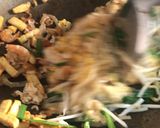 A picture of step 5 of Easy Pad Thai with Shrimp.