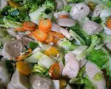 Foto langkah ke 6 dari resep Capcai Sayur Sosis Bakso.