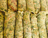 Foto del paso 3 de la receta: CANELONES DE 🥞PANQUEQUES 🥞 VERDES RELLENOS DE 🍖JAMÓN Y QUESO 🧀😋🤩👏