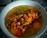 Foto del paso 5 de la receta: Huevos, vegetales y jamón york en cama asada de pan baguette!