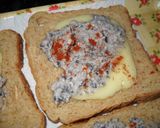 Foto del paso 4 de la receta: Pan integral con queso y pasta de porotos