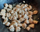 Foto del paso 2 de la receta: Pollo con salsa de queso y papas doradas