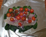 Foto del paso 1 de la receta: Pescado empapelado con espinaca y jitomate uva