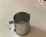 รูปขั้นตอนการทำที่ 4 ของ กาแฟลาเต้ร้อนนมอัลม่อนด์ จากเครื่อง Moka Pot