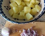Foto del paso 3 de la receta: Patatas aliñas con gambas