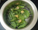 A picture of step 1 of Mint leaves and Lemongrass Tea.