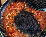 Foto del paso 8 de la receta: Arroz negro integral con chipirones gambas vieyras y mejillones