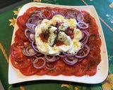 Une image de l'étape 10 de Salade de tomates roses aux oignons rouges et mozzarella di buffala.