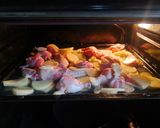 Foto del paso 1 de la receta: Pollo al horno con patatas 🍗🥔