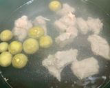 Hình bước làm 2 của món Canh sườn non nấu quả sấu