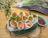 Hình bước làm 3 của món Phở Cuốn Cá Hồi Rau Muống