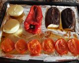 Foto del paso 3 de la receta: Escalibada con ventresca de atún y aceitunas negras