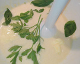 Foto del paso 1 de la receta: Crepes de albahaca y perejil rellenos de bechamel de queso y pollo