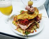 Foto del paso 7 de la receta: Patacones con carnes ahumadas, queso de cabra y brochetas de vegetales