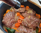 Foto del paso 3 de la receta: Carrilleras ibéricas estofadas al vino blanco con salsa española