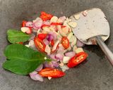 Foto langkah ke 3 dari resep Tumis Kangkung Saos Tiram dengan Teri Udang.