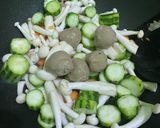 Foto langkah ke 7 dari resep Tumis oyong dengan jamur shimeji.