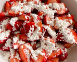 Foto del paso 2 de la receta: Ensalada de fresas, vinagre balsámico y albahaca
