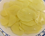 Foto del paso 3 de la receta: Tortilla abierta con Patatas fritas, Espárragos y Langostinos