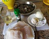 Foto del paso 1 de la receta: Rosada en salsa blanca con almejas