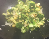 Foto del paso 1 de la receta: Brócoli, calabacín, cebolla y garbanzos