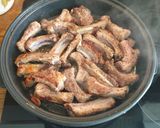 Foto del paso 1 de la receta: Costilla guisada con fritada de tomate🍅